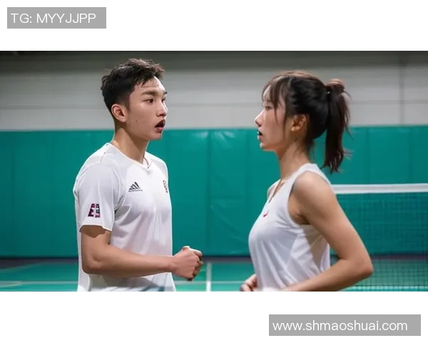 女子与两位足球球星合影留念展现激情瞬间与友谊情谊