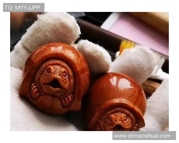 手艺人雕刻足球球星形象细节展现大师匠心与激情