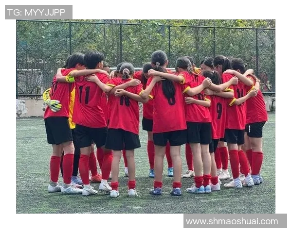 与足球明星合影的女孩性格特点揭示，她们展现的独特魅力与自信心态